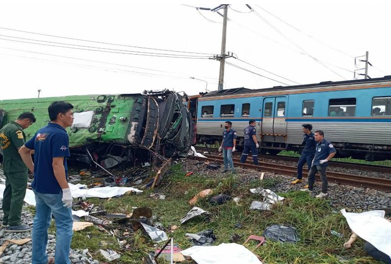 日曜日早朝 タンブンに向かうバスと列車の衝突事故発生 遺体はそこら中に散乱 タイニュース クロスボンバー タイランド X Bomber Thailand