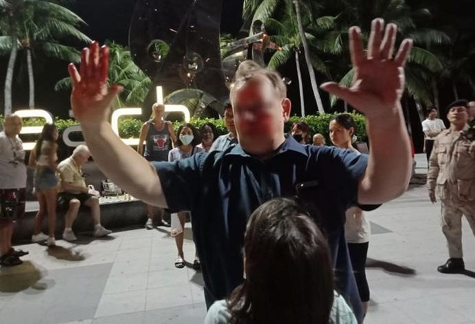 映像あり 10歳の娘に向かって中指を立てるタイ人女性 ロシア人男性に頭突きで軽傷 タイニュース クロスボンバー X Bomber Thailand