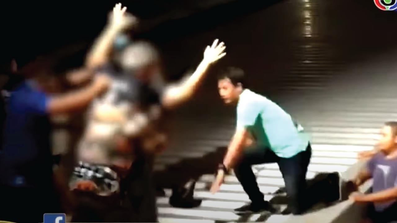 動画あり いま何かと騒動のシラチャ で 日本人男性とタイ人女性が屋根に登り タイニュース クロスボンバー X Bomber Thailand